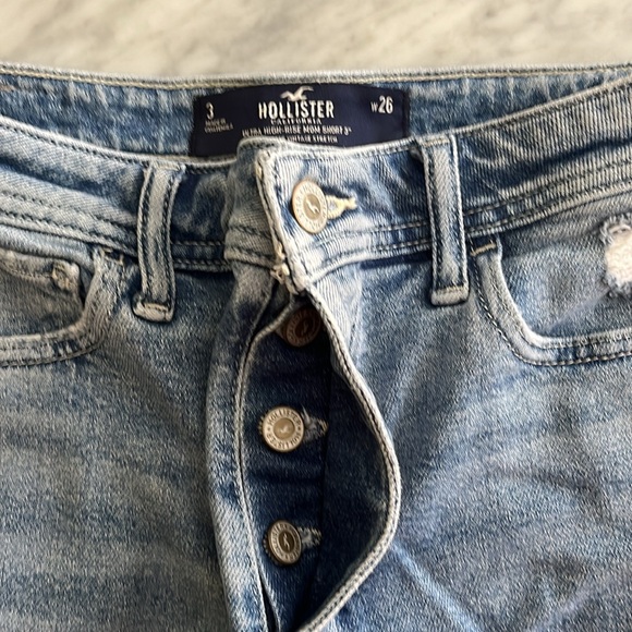 Hollister Excellent condition Ultra High Rise Mom shorts 3inch size 26 (3) - Picture 3 of 3